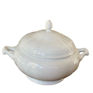 Sur la table bowl with lid